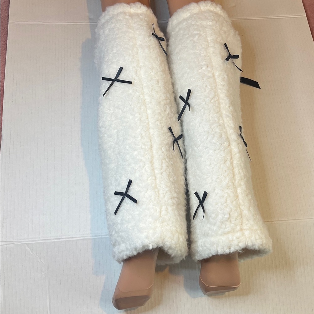 Cozy White Leg Warmers with Black Bows - Picture 6 of 8
